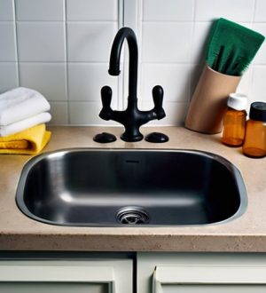 Эффективная борьба с засорами: Как выбрать и использовать химические средства для очистки труб