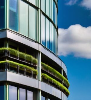 Эффективный уход за стеклянными фасадами: ключ к долговечности и эстетике современных зданий