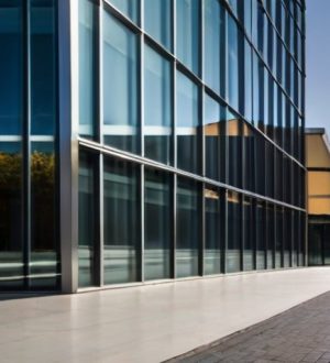 Эстетика и долговечность: важность регулярного мытья стеклянных фасадов