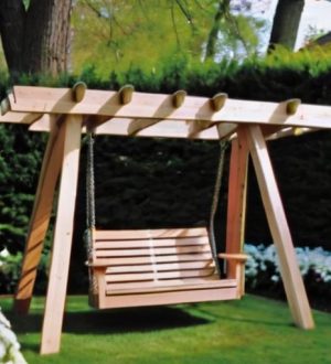 Качели в ландшафтном дизайне: как выбрать между навесом и открытым пространством?