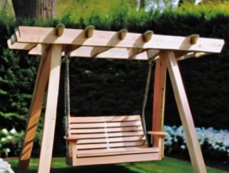 Качели в ландшафтном дизайне: как выбрать между навесом и открытым пространством?