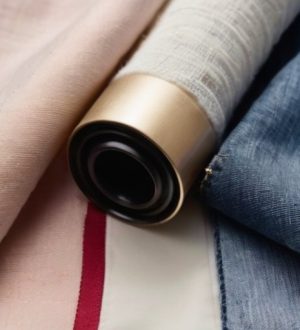 Как эффективно удалить косметические пятна с одежды: советы и рекомендации