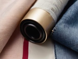 Как эффективно удалить косметические пятна с одежды: советы и рекомендации