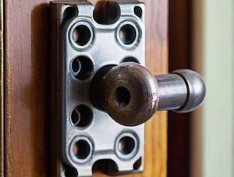 Как избавиться от скрипящих дверей: эффективные методы и профилактика