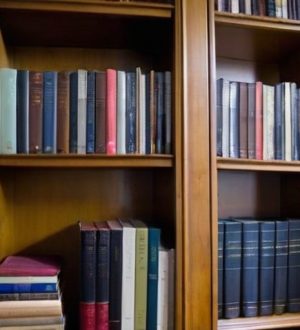 Как правильно хранить книги и журналы: советы для сохранения их качества и долговечности