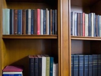 Как правильно хранить книги и журналы: советы для сохранения их качества и долговечности
