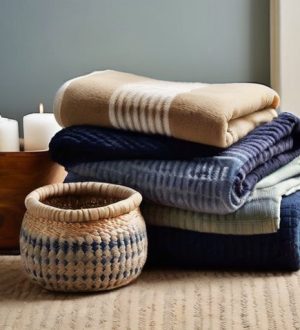 Как правильно ухаживать за покрывалами: советы по чистке и сохранению уюта в вашем интерьере