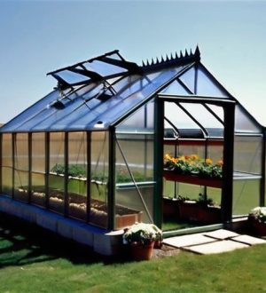 Как укрепить теплицу на ветреном участке: советы по выбору места, конструкции и материалов