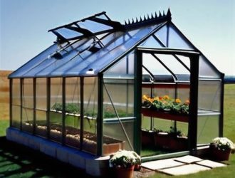 Как укрепить теплицу на ветреном участке: советы по выбору места, конструкции и материалов