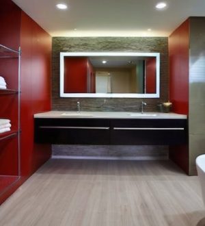 Как выбрать идеальное зеркало для ванной: от материалов до функциональных особенностей