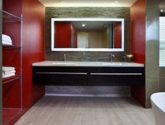 Как выбрать идеальное зеркало для ванной: от материалов до функциональных особенностей