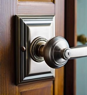 Как выбрать идеальную дверную фурнитуру: от стиля до технических аспектов