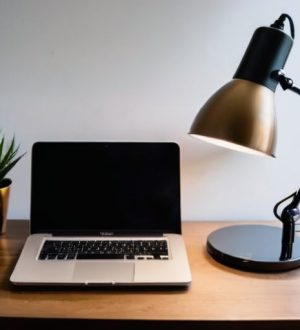 Как выбрать идеальную настольную лампу для комфортной работы в офисе?