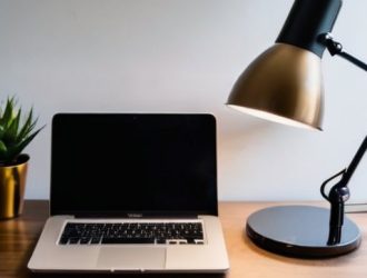 Как выбрать идеальную настольную лампу для комфортной работы в офисе?