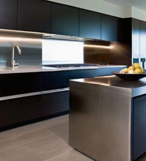 Металлические фартуки: стиль и практичность для современного интерьера кухни