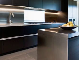 Металлические фартуки: стиль и практичность для современного интерьера кухни