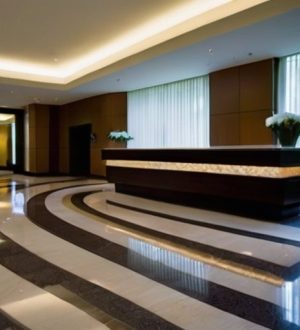 Надежный уход за напольными покрытиями в гостиницах: секреты долговечности и впечатления клиентов