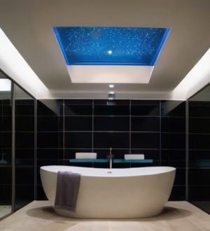 Натяжные потолки в ванной: преимущества, недостатки и советы по выбору