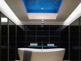 Натяжные потолки в ванной: преимущества, недостатки и советы по выбору