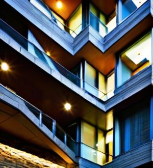 Натуральный камень в фасадах: долговечность, эстетика и экологическая устойчивость в современном строительстве