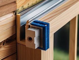 Правильная установка окон в деревянных домах: пошаговое руководство для долговечности и энергосбережения