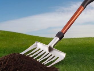 Правильное рыхление и выравнивание почвы: ключ к здоровому и красивому газону