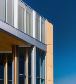 Секреты чистоты: Почему мытье фасадов после строительства — это необходимость