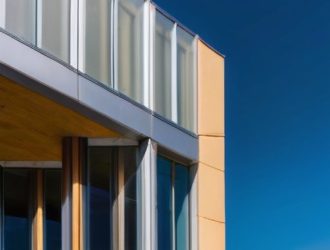 Секреты чистоты: Почему мытье фасадов после строительства — это необходимость