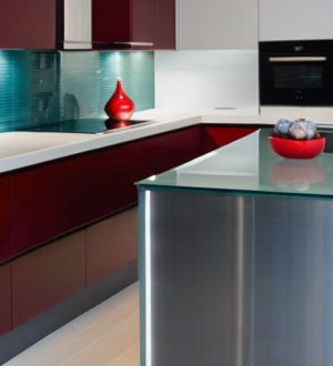 Стеклянные фартуки для кухни: стильное решение с плюсами и минусами