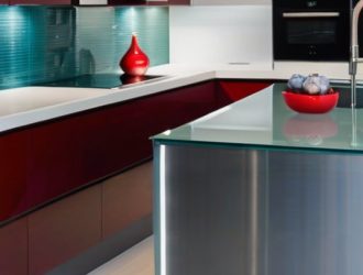 Стеклянные фартуки для кухни: стильное решение с плюсами и минусами