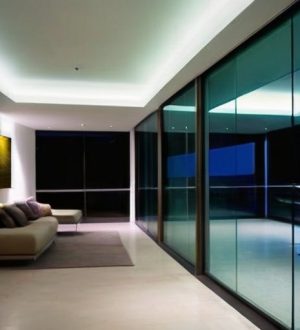 Стеклянные панели в интерьере: элегантность, функциональность и современные тренды