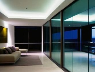 Стеклянные панели в интерьере: элегантность, функциональность и современные тренды