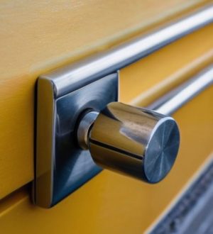 Зачем менять дверные доводчики: полное руководство по выбору и замене