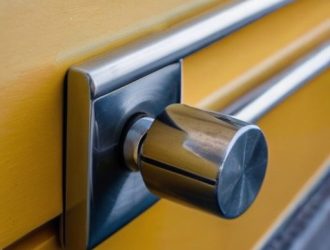 Зачем менять дверные доводчики: полное руководство по выбору и замене