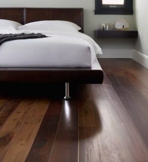 Защита деревянного пола от влаги: ключ к долговечности и красоте вашего интерьера