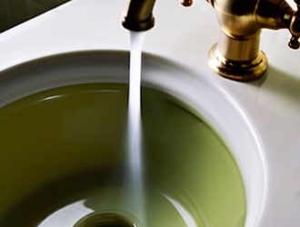 Эффективные способы борьбы с засорами в ванной: от простых методов до профессиональной помощи