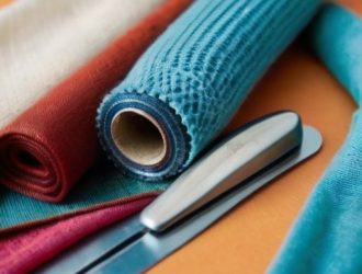 Как правильно удалить клей с одежды: советы по уходу за курткой без повреждений