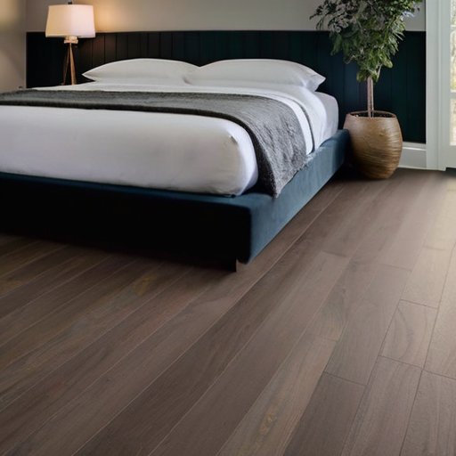 Современный переход между двумя уровнями пола с деревянным и плиточным покрытием, стильный порог и мягкое освещение.