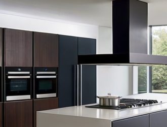 Как выбрать и установить кухонную вытяжку с отводом в вентиляцию: практическое руководство