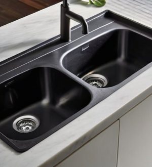 Как выбрать идеальную кухонную раковину: материалы, формы и советы по уходу