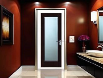 Как выбрать идеальные двери для ванной и туалета: советы по материалам, конструкциям и дизайну