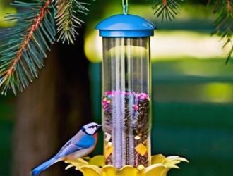 Кормушка для птиц из бутылки: создаем экологичный шедевр своими руками