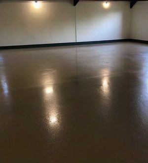 Полусухая стяжка для гаража: Преимущества, процесс укладки и советы по уходу