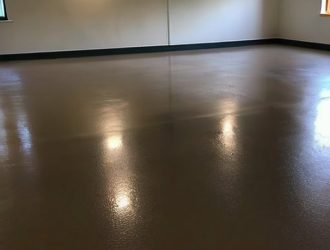 Полусухая стяжка для гаража: Преимущества, процесс укладки и советы по уходу