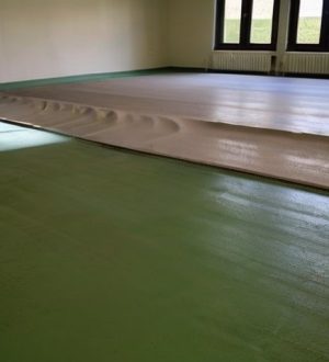 Правильный уход за полусухой стяжкой: как полив влияет на прочность и долговечность покрытия