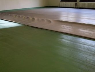 Правильный уход за полусухой стяжкой: как полив влияет на прочность и долговечность покрытия