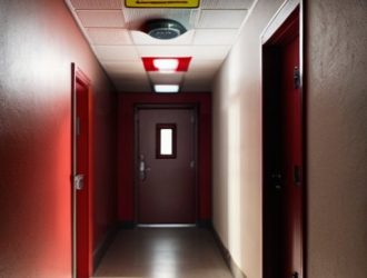 Запах гари в подъезде: как правильно реагировать и предотвратить опасность